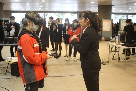 邀請林口高中學生動手玩 VR
